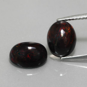 カラットの天然マルチカラーブラックオパール（9×7.1 mm・オーバルカット）