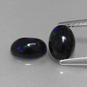 カラットの天然マルチカラーブラックオパール（7.1×5 mm・オーバルカット）