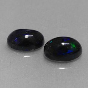 カラットの天然マルチカラーブラックオパール（7.1×5 mm・オーバルカット）