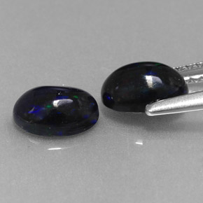 カラットの天然マルチカラーブラックオパール（7.1×5 mm・オーバルカット）