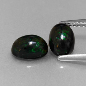 カラットの天然マルチカラーブラックオパール（7×5 mm・オーバルカット）