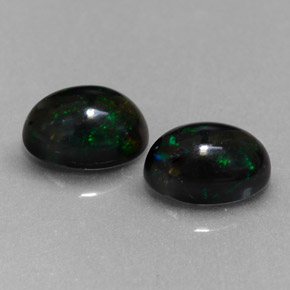 カラットの天然マルチカラーブラックオパール（7×5 mm・オーバルカット）