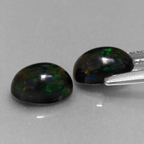カラットの天然マルチカラーブラックオパール（7×5 mm・オーバルカット）