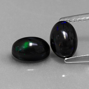カラットの天然マルチカラーブラックオパール（7.1×5 mm・オーバルカット）