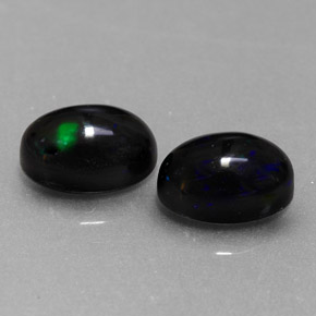 カラットの天然マルチカラーブラックオパール（7.1×5 mm・オーバルカット）