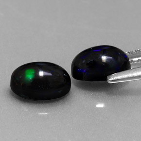 カラットの天然マルチカラーブラックオパール（7.1×5 mm・オーバルカット）