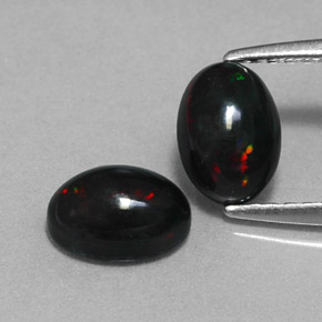 カラットの天然マルチカラーブラックオパール（7×5 mm・オーバルカット）