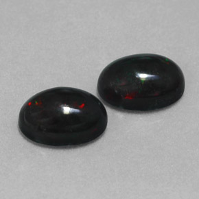 カラットの天然マルチカラーブラックオパール（7×5 mm・オーバルカット）