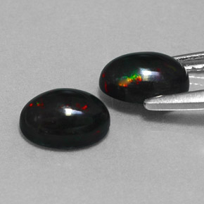 カラットの天然マルチカラーブラックオパール（7×5 mm・オーバルカット）
