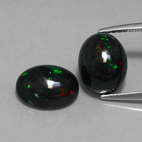 カラットの天然マルチカラーブラックオパール（9.1×7.1 mm・オーバルカット）