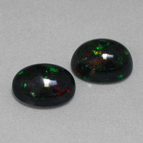 カラットの天然マルチカラーブラックオパール（9.1×7.1 mm・オーバルカット）