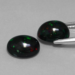 カラットの天然マルチカラーブラックオパール（9.1×7.1 mm・オーバルカット）