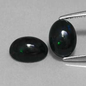 カラットの天然マルチカラーブラックオパール（7.1×5 mm・オーバルカット）