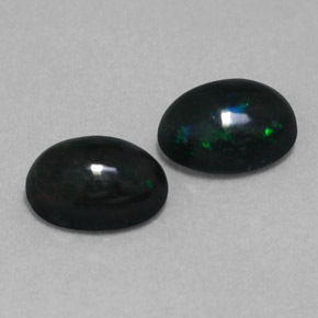 カラットの天然マルチカラーブラックオパール（7.1×5 mm・オーバルカット）