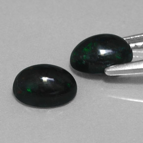 カラットの天然マルチカラーブラックオパール（7.1×5 mm・オーバルカット）