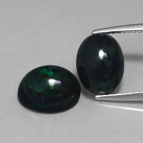 カラットの天然マルチカラーブラックオパール（9×7 mm・オーバルカット）
