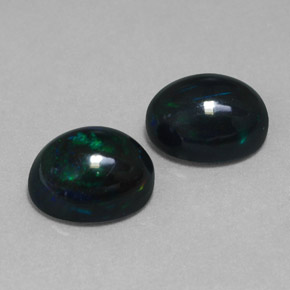 カラットの天然マルチカラーブラックオパール（9×7 mm・オーバルカット）