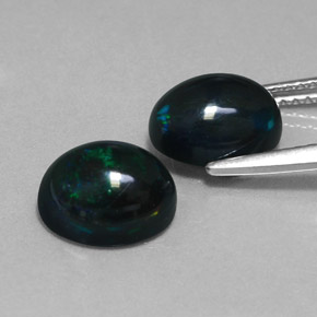 カラットの天然マルチカラーブラックオパール（9×7 mm・オーバルカット）