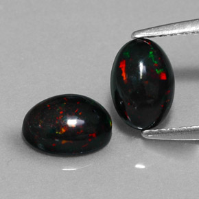 カラットの天然マルチカラーブラックオパール（7×5 mm・オーバルカット）
