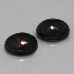 カラットの天然マルチカラーブラックオパール（7×5 mm・オーバルカット）