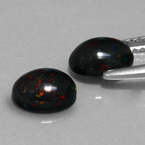 カラットの天然マルチカラーブラックオパール（7×5 mm・オーバルカット）