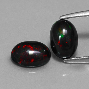 カラットの天然マルチカラーブラックオパール（7×5 mm・オーバルカット）