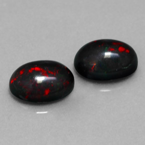 カラットの天然マルチカラーブラックオパール（7×5 mm・オーバルカット）