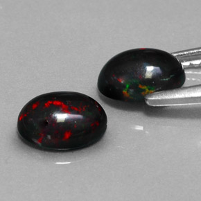 カラットの天然マルチカラーブラックオパール（7×5 mm・オーバルカット）