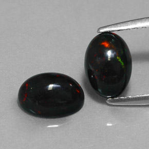 カラットの天然マルチカラーブラックオパール（7×5 mm・オーバルカット）