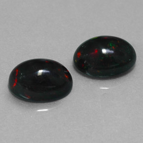 カラットの天然マルチカラーブラックオパール（7×5 mm・オーバルカット）
