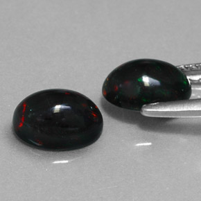 カラットの天然マルチカラーブラックオパール（7×5 mm・オーバルカット）