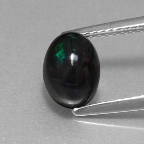 1.38カラットの天然マルチカラーブラックオパール（8.2×6.2 mm・オーバルカット）