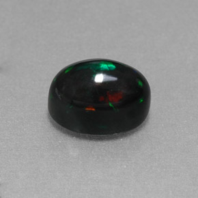 1.38カラットの天然マルチカラーブラックオパール（8.2×6.2 mm・オーバルカット）