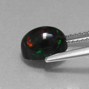 1.38カラットの天然マルチカラーブラックオパール（8.2×6.2 mm・オーバルカット）
