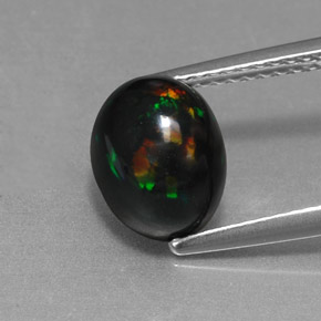 1.58カラットの天然マルチカラーブラックオパール（9×7 mm・オーバルカット）