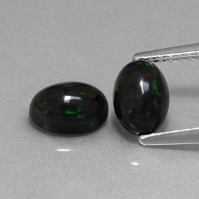 カラットの天然マルチカラーブラックオパール（7×5.1 mm・オーバルカット）