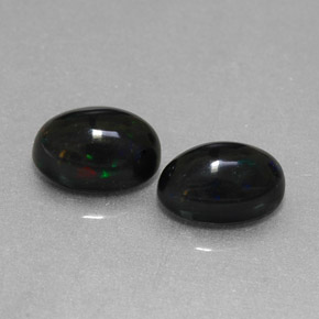 カラットの天然マルチカラーブラックオパール（7×5.1 mm・オーバルカット）