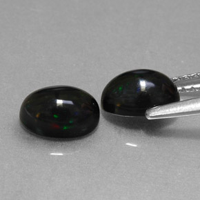 カラットの天然マルチカラーブラックオパール（7×5.1 mm・オーバルカット）
