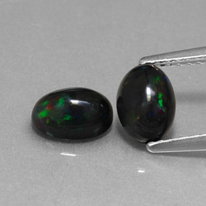 カラットの天然マルチカラーブラックオパール（7×5.1 mm・オーバルカット）