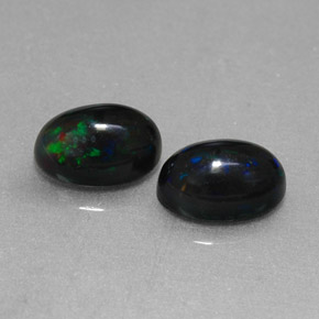 カラットの天然マルチカラーブラックオパール（7×5.1 mm・オーバルカット）