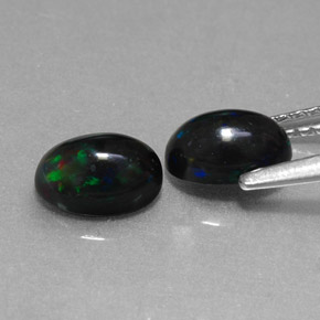 カラットの天然マルチカラーブラックオパール（7×5.1 mm・オーバルカット）