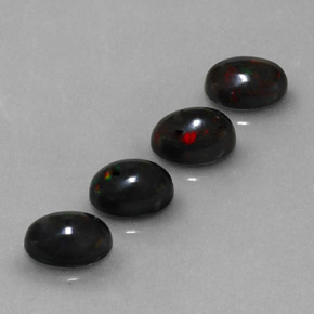 カラットの天然マルチカラーブラックオパール（6.9×5 mm・オーバルカット）