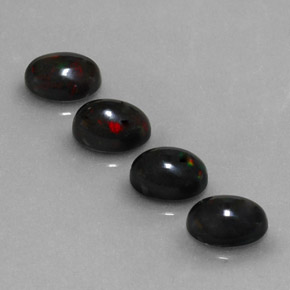 カラットの天然マルチカラーブラックオパール（6.9×5 mm・オーバルカット）
