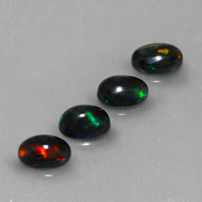 カラットの天然マルチカラーブラックオパール（6.8×5 mm・オーバルカット）