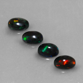 カラットの天然マルチカラーブラックオパール（6.8×5 mm・オーバルカット）