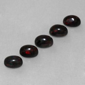 2.70カラットの天然マルチカラーブラックオパール（7×5 mm・オーバルカット）