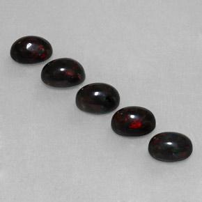 2.70カラットの天然マルチカラーブラックオパール（7×5 mm・オーバルカット）