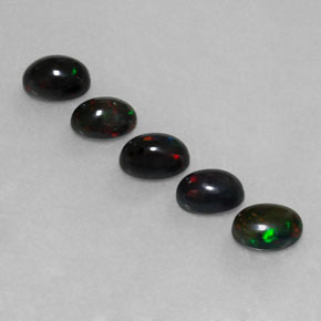 カラットの天然マルチカラーブラックオパール（6.9×5 mm・オーバルカット）
