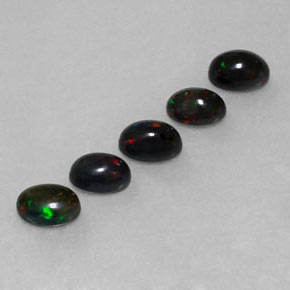 カラットの天然マルチカラーブラックオパール（6.9×5 mm・オーバルカット）