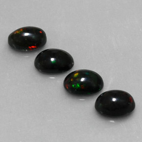 カラットの天然マルチカラーブラックオパール（7×5.1 mm・オーバルカット）